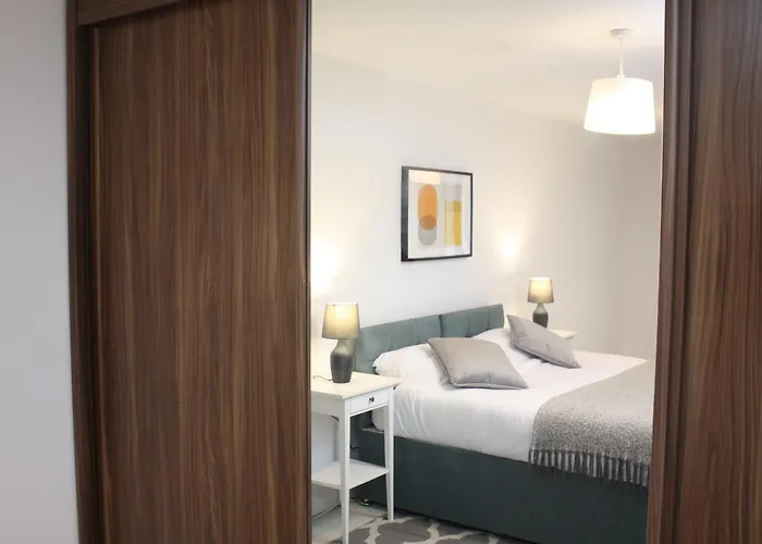 2 Bed 2 Bath Apartment & Parking - Lgw 10Min Drive