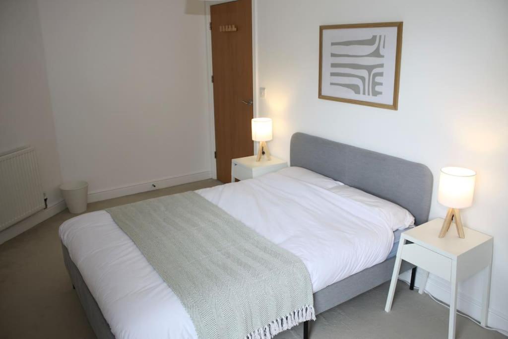 2 Bed 2 Bath & Parking - Lgw 10min Drive Crawley (West Sussex)