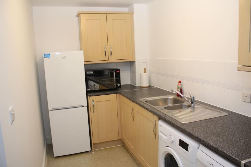 2 Bed 2 Bath & Parking - Lgw 10min Drive * Crawley (West Sussex)