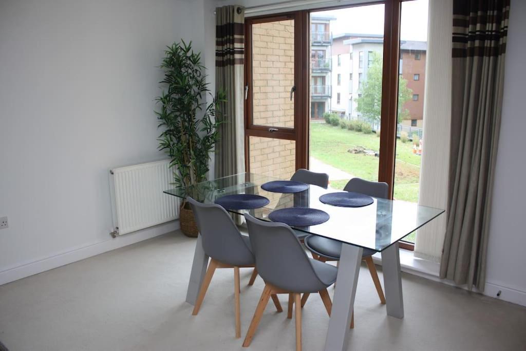 2 Bed 2 Bath & Parking - Lgw 10min Drive Apartment Crawley (West Sussex)