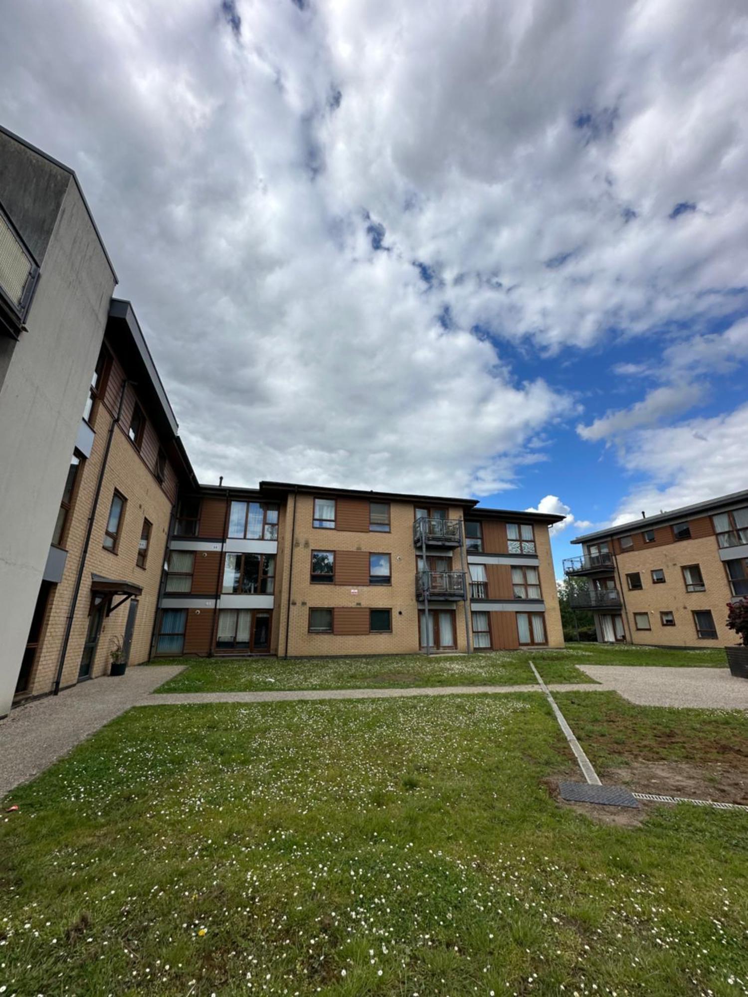 2 Bed 2 Bath & Parking - Lgw 10min Drive Apartment