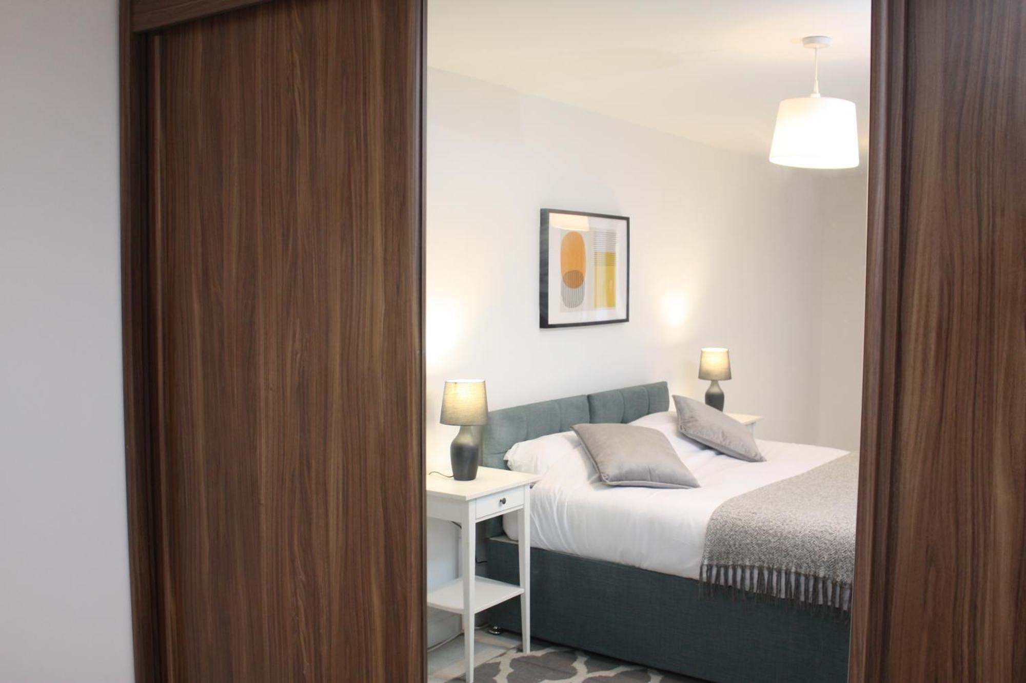 2 Bed 2 Bath & Parking - Lgw 10min Drive Crawley (West Sussex)