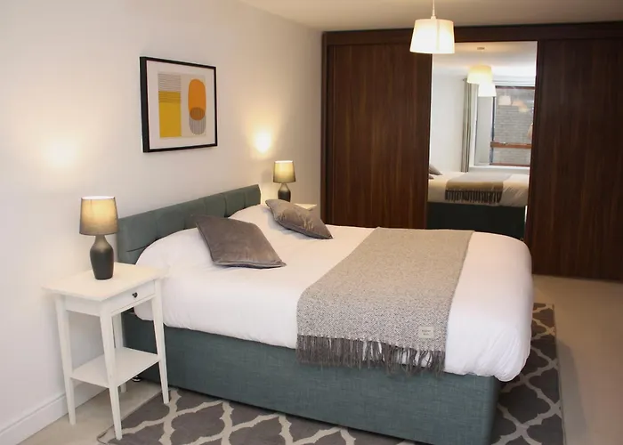 2 Bed 2 Bath Apartment & Parking - Lgw 10Min Drive