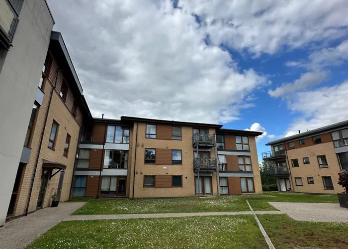 2 Bed 2 Bath Apartment & Parking - Lgw 10Min Drive