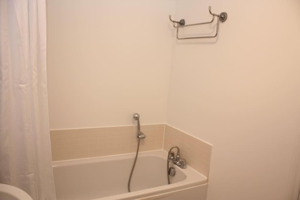2 Bed 2 Bath & Parking - Lgw 10min Drive Crawley (West Sussex)